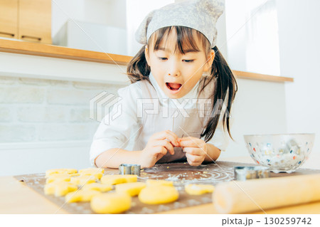 クッキー作りをする親子 クッキー作りをする親子 130259742