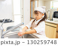 手を洗う女の子 130259748