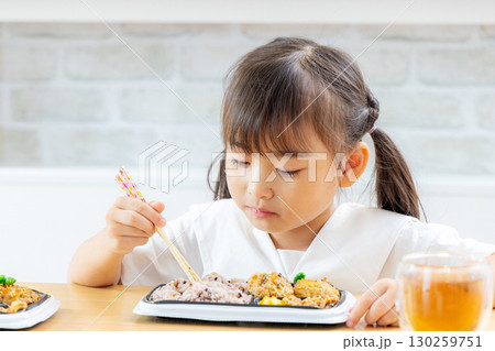 食事をする幼児 130259751