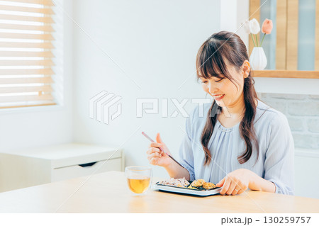 食事をする若い女性 130259757