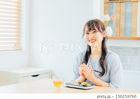 食事をする若い女性 130259760