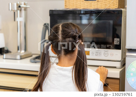 電子レンジを見つめる小学生 130259761