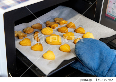 クッキーを作る手 130259762