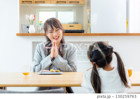 ダイニングで食事する親子 130259763