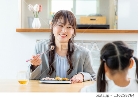 ダイニングで食事する親子 130259764