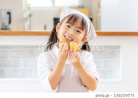 お菓子作り　親子　完成 130259775