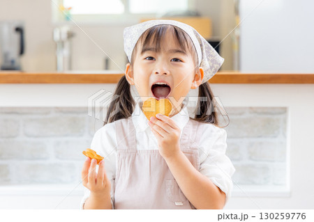 お菓子作り　親子　完成 130259776