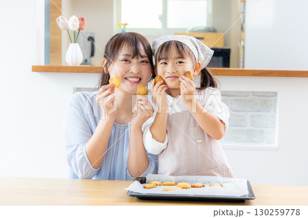 お菓子作り 親子 完成 お菓子作り 親子 完成 130259778