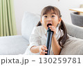 歌をうたう女の子 130259781