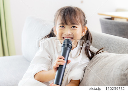 歌をうたう女の子 歌をうたう女の子 130259782