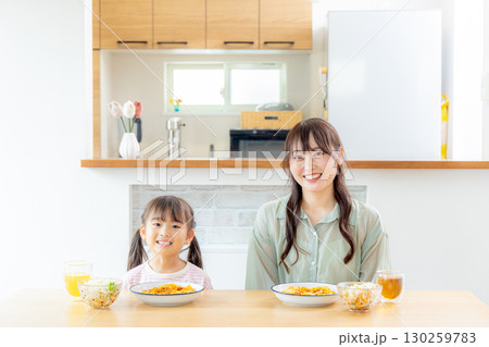 パスタ　昼食　親子 130259783