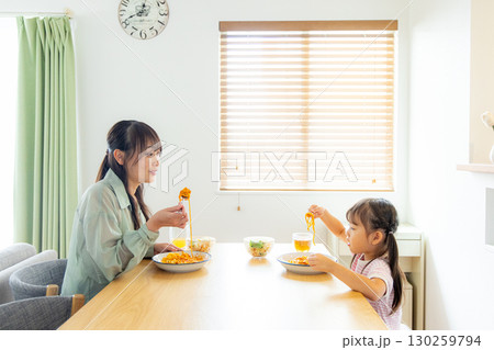 パスタ　昼食　親子 130259794