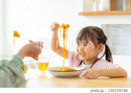 パスタ　昼食　親子 130259796