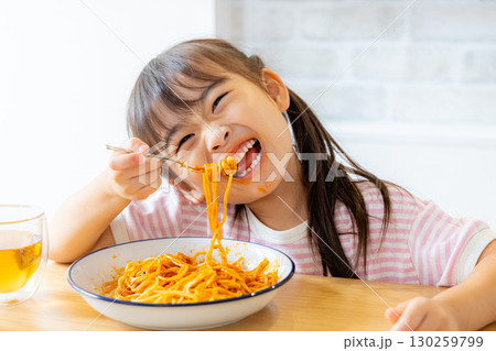 ナポリタンを食べる小学生の女の子 130259799