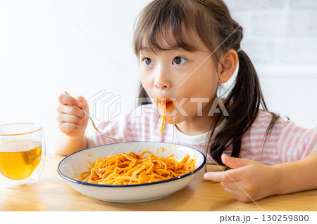 ナポリタンを食べる小学生の女の子 130259800