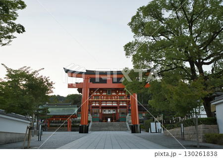 お稲荷さん　早朝の静けさに包まれる表参道10 130261838