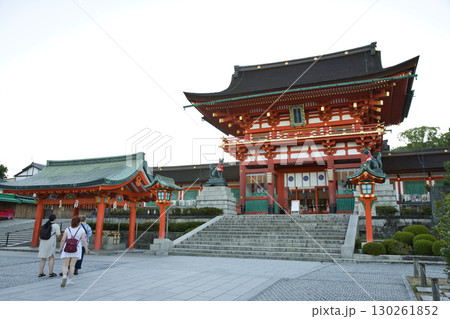 お稲荷さん 参道から望む楼門5 お稲荷さん 参道から望む楼門5 130261852