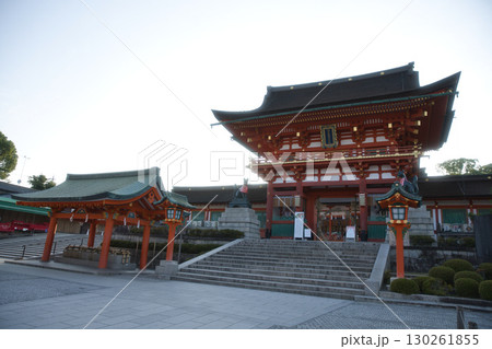 お稲荷さん　参道から望む楼門8 130261855