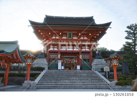 お稲荷さん　参道から望む楼門11 130261858