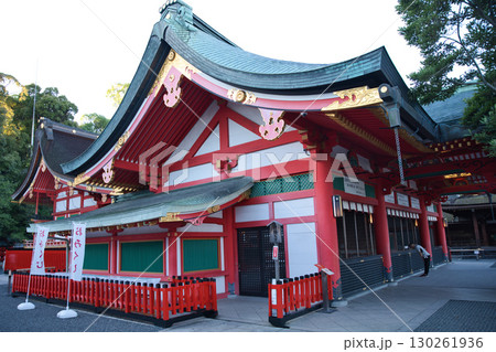 お稲荷さん　早朝静けさの中参拝する人々15 130261936