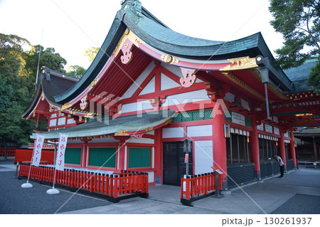 お稲荷さん　早朝静けさの中参拝する人々16 130261937