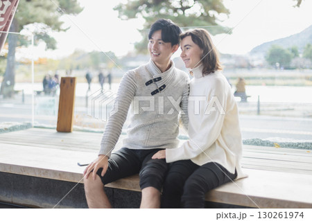 足湯に浸かるカップル 足湯に浸かるカップル 130261974