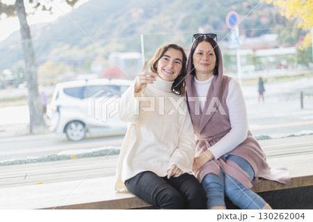 足湯に浸かる外国人の女性  母娘 130262004