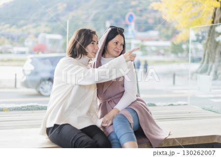 足湯に浸かる外国人の女性  母娘 130262007