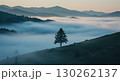 朝霧に包まれた朝焼けの山々 130262137