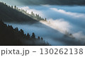 朝霧に包まれた朝焼けの山々 130262138