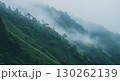 朝霧に包まれた夜明けの山々 130262139