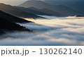 朝霧に包まれた朝焼けの山々 130262140