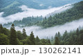朝霧に包まれた夜明けの山々 130262141