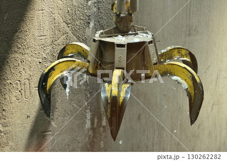 さすてな京都　ごみピットのごみクレーン(京都市伏見区) 130262282