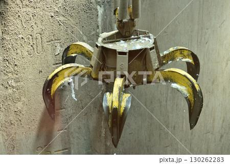 さすてな京都 ごみピットのごみクレーン(京都市伏見区) さすてな京都 ごみピットのごみクレーン(京都市伏見区) 130262283