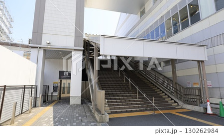 JR横浜線、東急電鉄の菊名駅、西口出入口でエレベーターが設置 130262984
