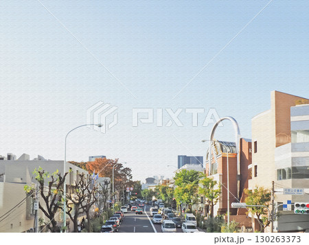 高級感溢れる旧山手通りの街路風景。都市の喧騒から離れた優雅な街角の風景。イラスト風の写真。 高級感溢れる旧山手通りの街路風景。都市の喧騒から離れた優雅な街角の風景。イラスト風の写真。 130263373