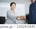 笑顔で握手するビジネスウーマン 130263445