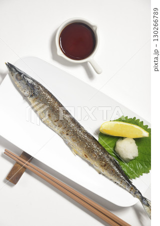 皿に盛りつけた焼き秋刀魚 130266789