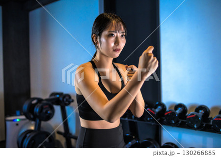 ジムでボクササイズ運動するかっこいい女性 ファイティングポーズ ジムでボクササイズ運動するかっこいい女性 ファイティングポーズ 130266885