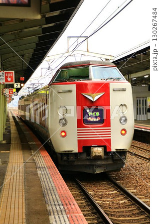 振り子式を活かした高速走行で八雲立つ出雲国へ…『特急やくも』381系 振り子式を活かした高速走行で八雲立つ出雲国へ…『特急やくも』381系 130267484