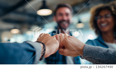 オフィスでのダイナミックなチームワークジェスチャー オフィスでのダイナミックなチームワークジェスチャー 130267490