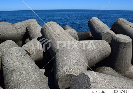 海岸の波消しブロック 130267495