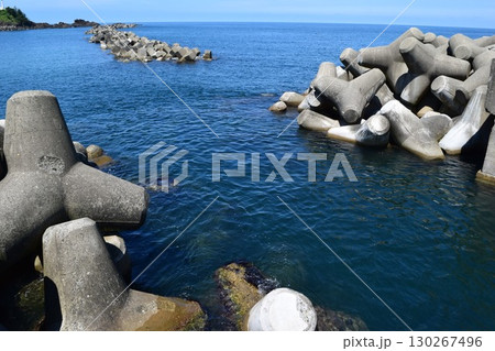 海岸の波消しブロック 海岸の波消しブロック 130267496