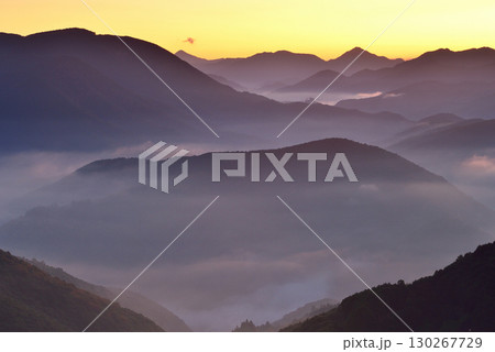 潮見峠からの中辺路(熊野古道)の雲海(霧) 潮見峠からの中辺路(熊野古道)の雲海(霧) 130267729