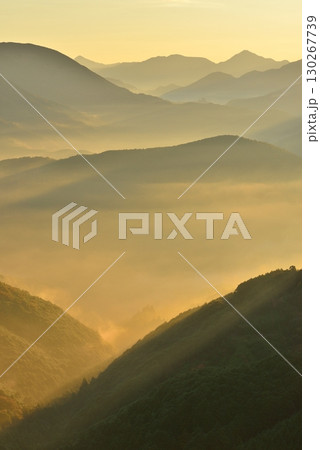 潮見峠からの中辺路(熊野古道)の雲海(霧) 潮見峠からの中辺路(熊野古道)の雲海(霧) 130267739