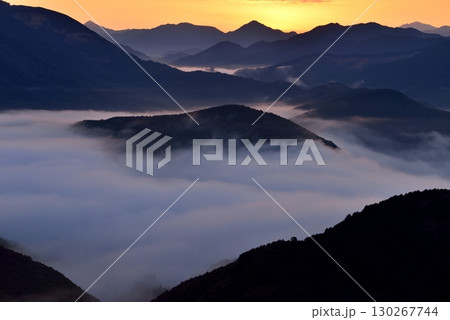 潮見峠からの中辺路（熊野古道）の雲海（霧） 130267744