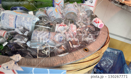 氷の桶に冷やしたラムネとビール 130267771