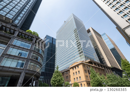 高層ビルを見上げるオフィス街の風景 高層ビルを見上げるオフィス街の風景 130268385