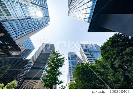 高層ビルを見上げるオフィス街の風景 高層ビルを見上げるオフィス街の風景 130268402